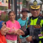 Foto : Kasat Lantas Polresta Balikpapan Kompol M.D. Djauhari, S.H., M.H Saat Memberikan Bantuan Nasi Bungkus dan Air Mineral Kepada Pengemudi R4 dan R2, di Kawasan Balikpapan Permai, Jumat (12/9/2025)